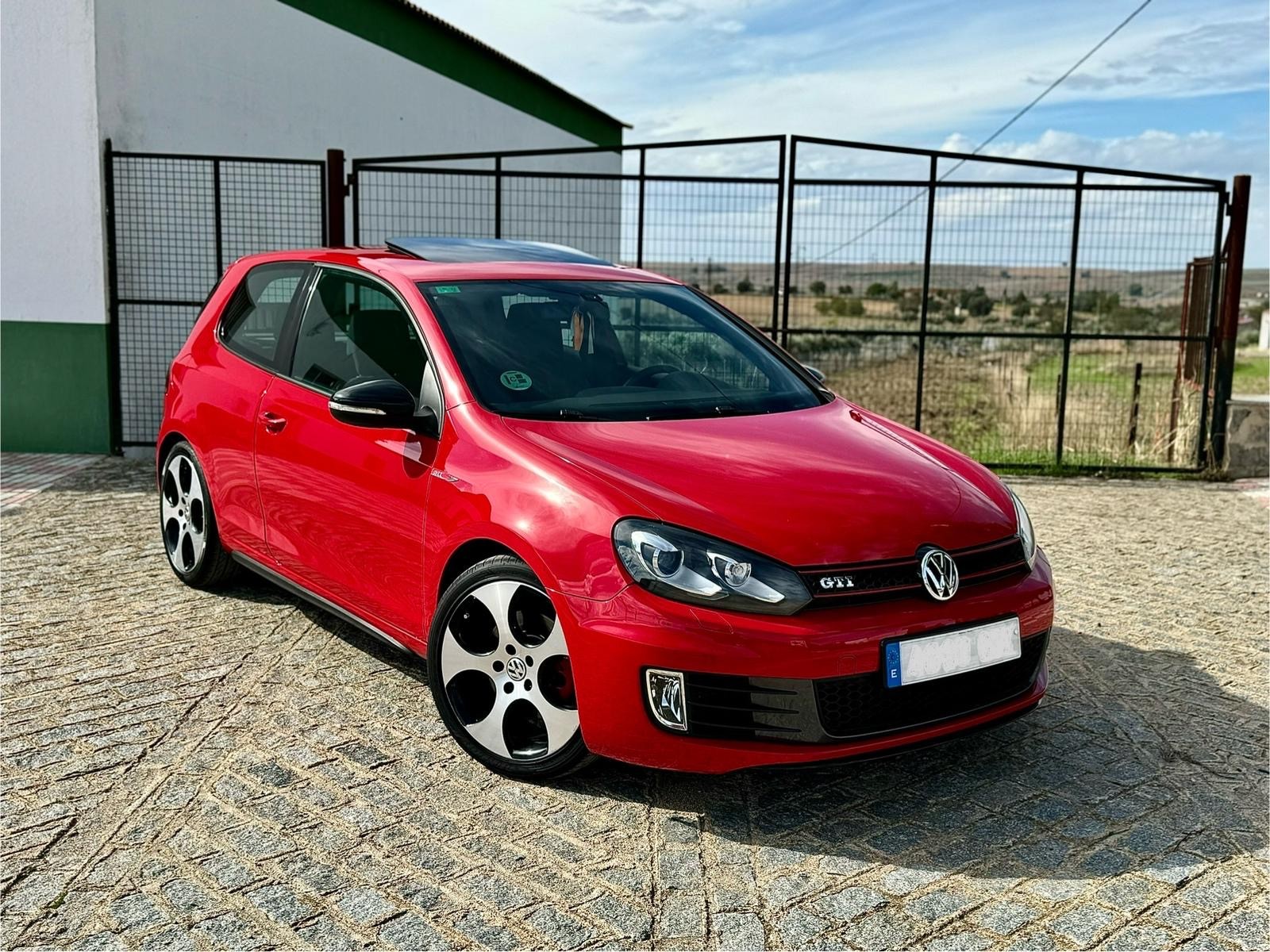 Volkswagen Golf GTI rojo en MOTOLAND